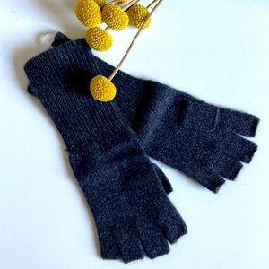 Aqua Cashmere Fingerless Gloves in Charcoal